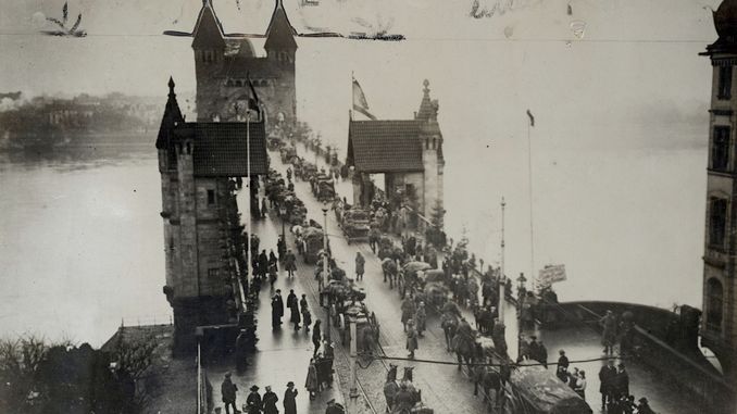 Bonn 1918, Rückzug deutscher Truppen über die Rheinbrücke