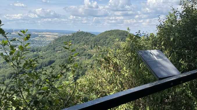Blick vom Geisberg auf Drachenfels und Wolkenburg, Siebengebirge