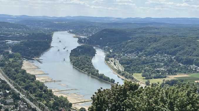 Blick vom Drachenfels auf den Rhein und die Insel Nonnenwerth