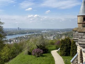 Blick von Schloss Drachenburg: Rhein, Königswinter und Bonn
