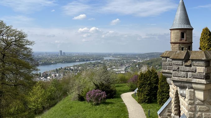 Blick von Schloss Drachenburg: Rhein, Königswinter und Bonn