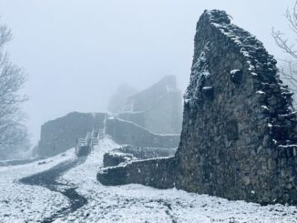 Burg Löwenburg im Schnee, Siebengebirge