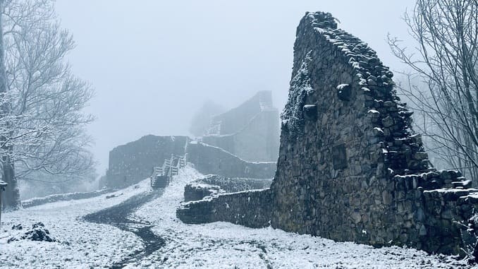 Burg Löwenburg im Schnee, Siebengebirge